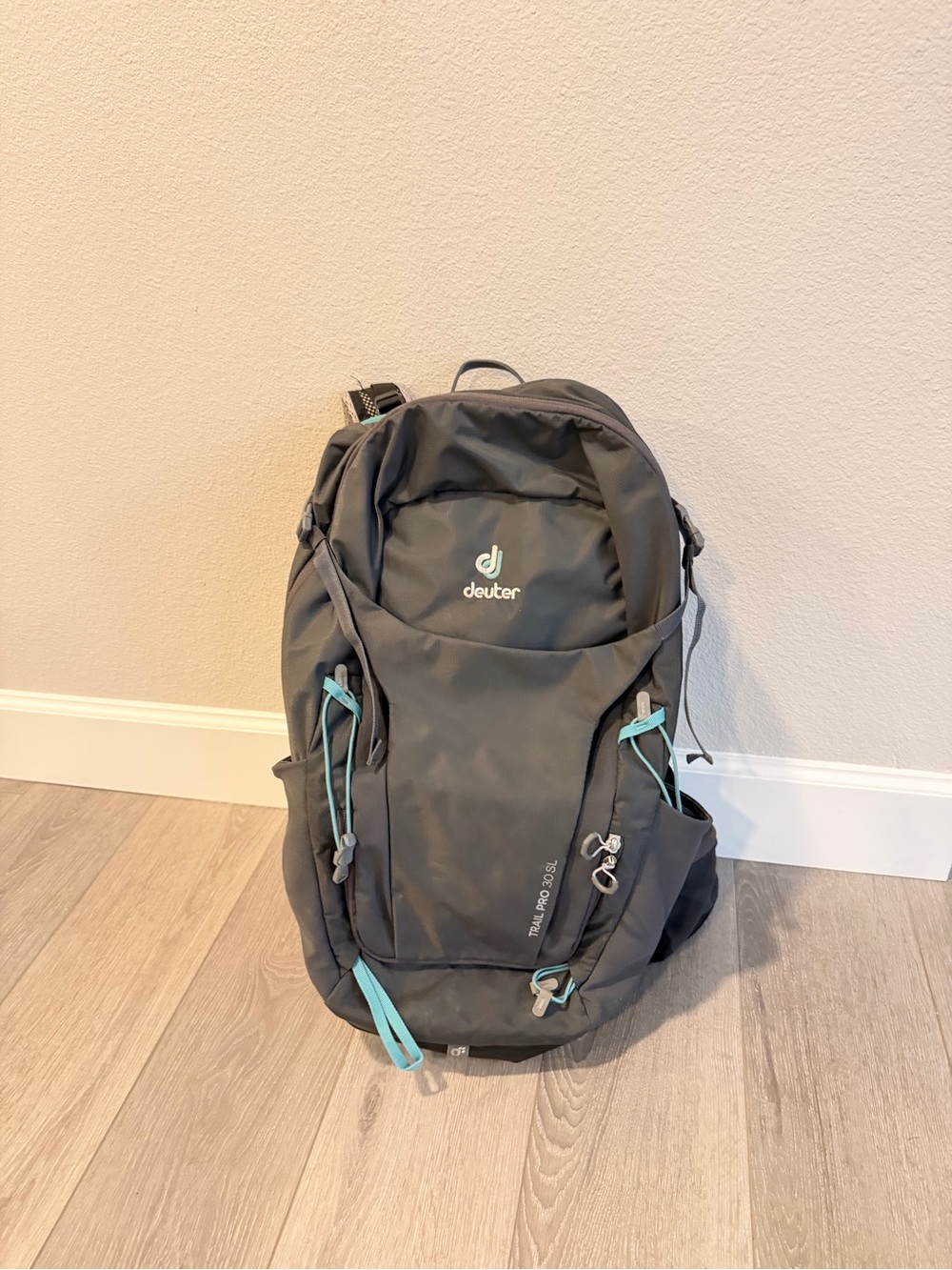 Deuter Women’s Trail Pro 30 SL 30L Hiking Backpack + Rain Cover